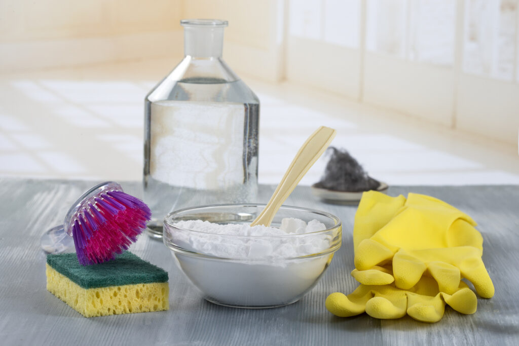 Cleaning tips using baking soda and white vinegar