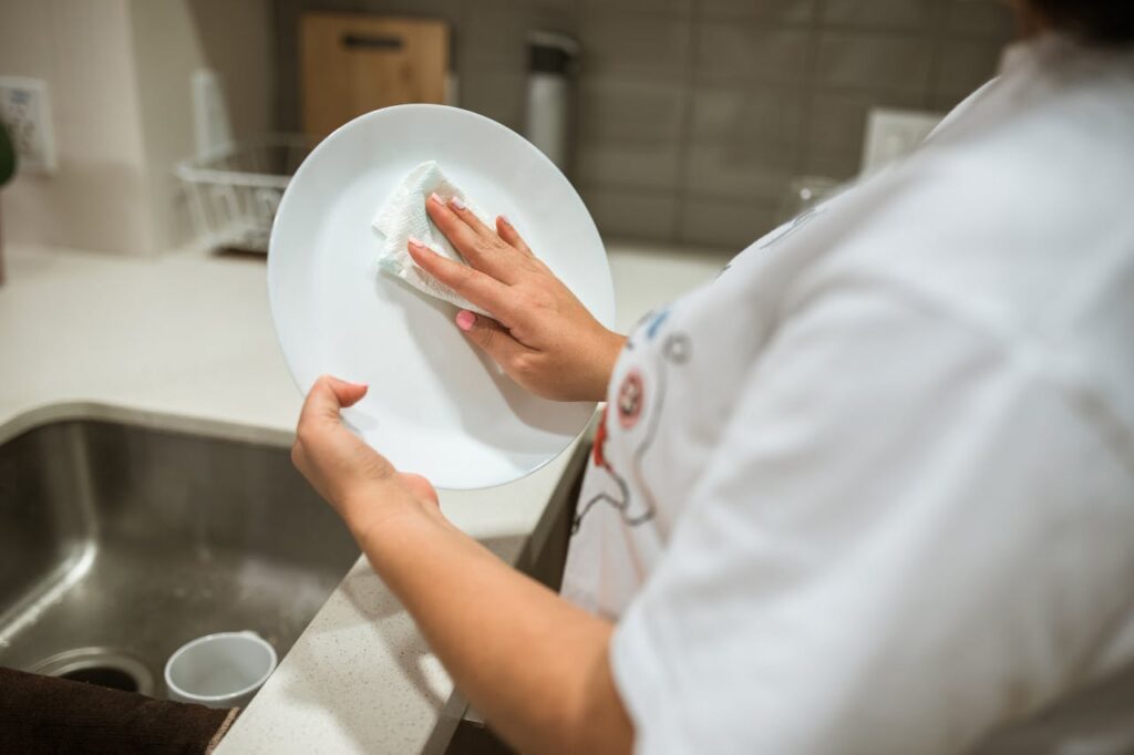 Handwashing few dishes